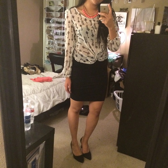 Skeleton key sheet twist blouse