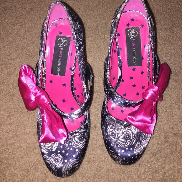 Pink & black heels 😍