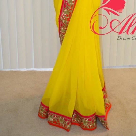 Bright yellow BOLLYWOOD chiffon light weight saree - Picture 3 of 3