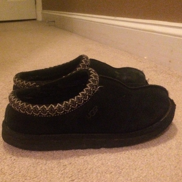 I am selling a size 8 pair of black uggs.