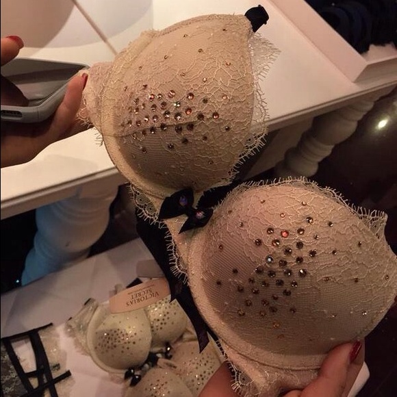 ISO VS FASHION SHOW DEMI BRA!!