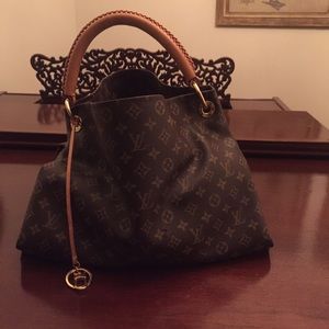 Louis Vuitton handbag !