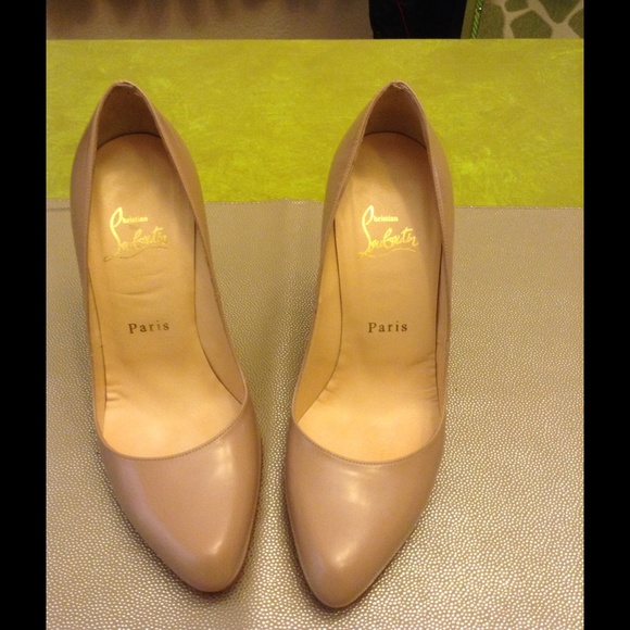 💯 AUTHENTIC Christian Louboutin tan pumps