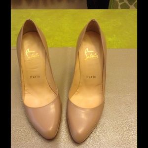 💯 AUTHENTIC Christian Louboutin tan pumps