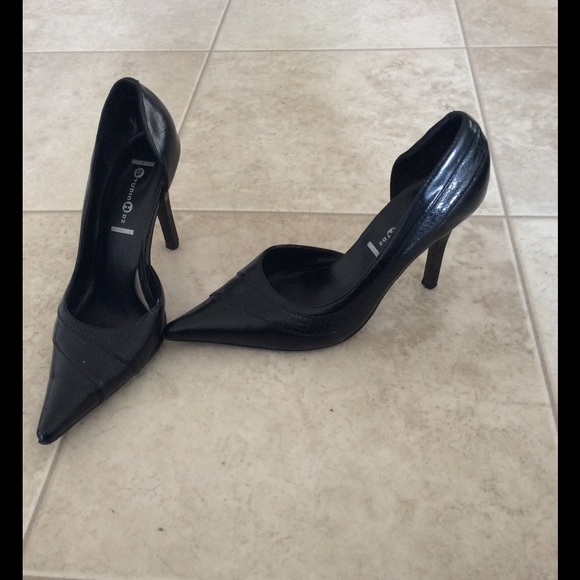 Black pumps