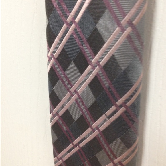 Grey/lavender tie