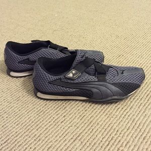 Women Puma cell running shoes
