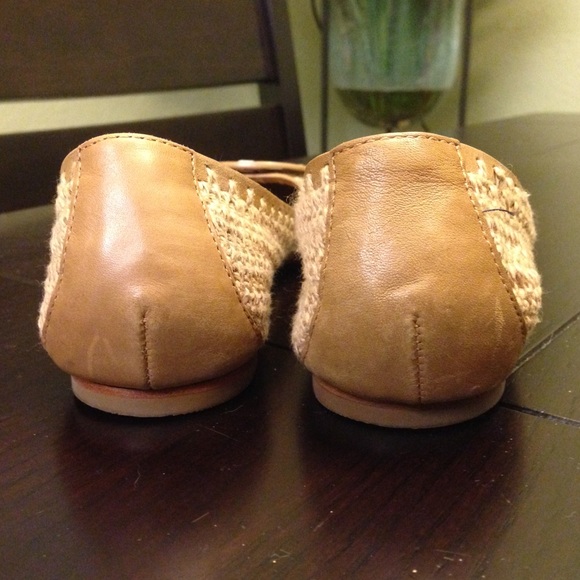 π₯RAREπ₯ TAN TORY BURCH FLATS! - Picture 3 of 4