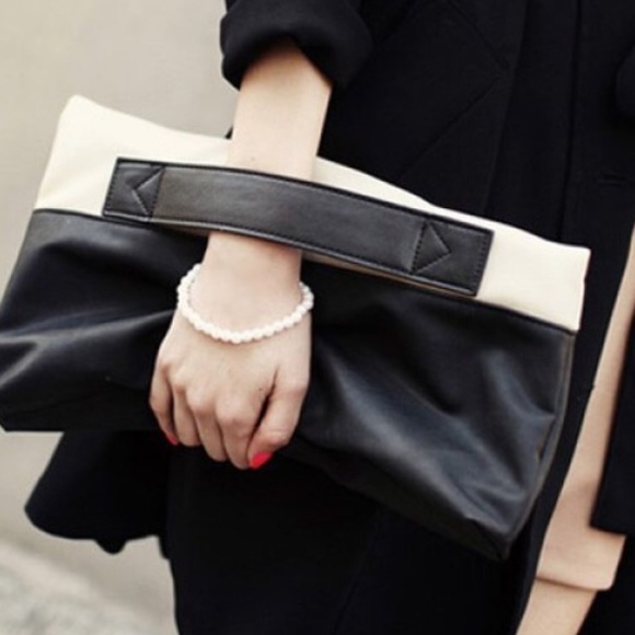 Available in yellow Clutches & Wallets - ♓️2 left♓️clutch in black/cream