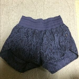 Lululemon Tracker short II *2 way stretch size 4