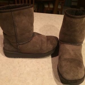 UGG short brown classic size 4