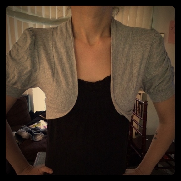 Adorable grey 3/4 pleaded sleeved caplette $8