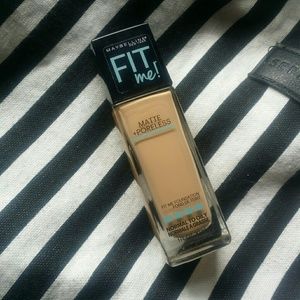 Maybelline Fit Me Matte + Poreless 220 foundation