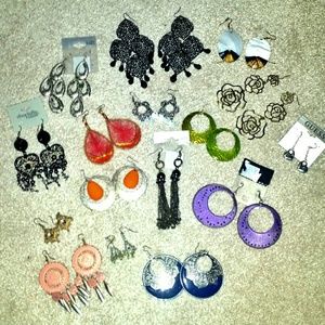BUNDLE!!! 16 Pairs of earrings.