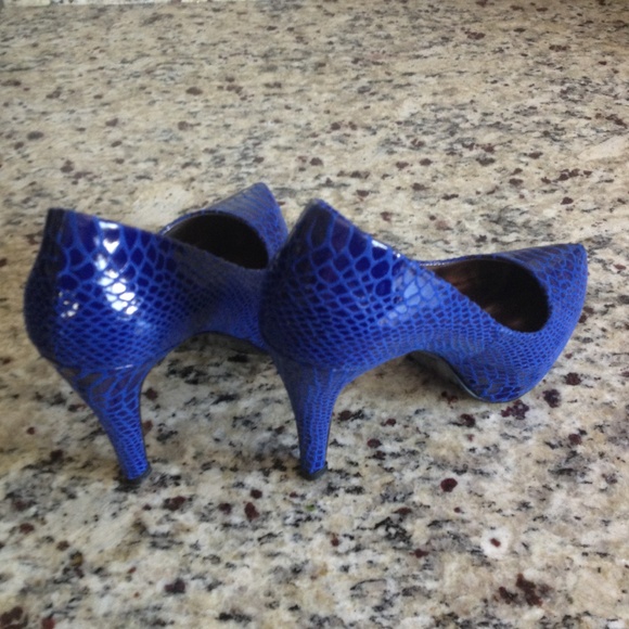 Blue pumps with snakeskin pattern 5.5 - 6. - Picture 2 of 4