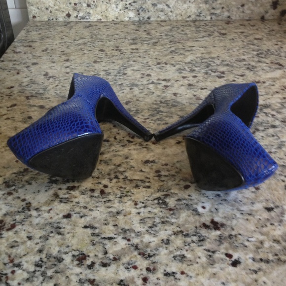 Blue pumps with snakeskin pattern 5.5 - 6. - Picture 4 of 4