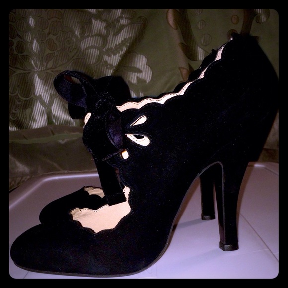 Mojo Moxy Women's Bettie Pump in Black Suede