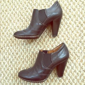 Black leather heeled shoes