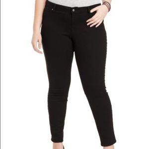 Plus size - skinny leg black jeggings