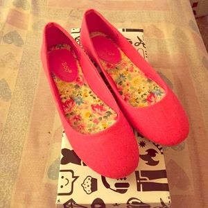 Coral Flats- Super Cute!! ♦️REDUCED♦️