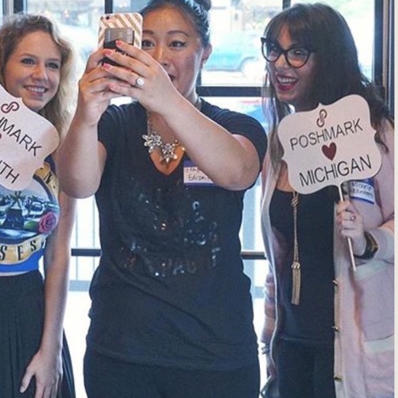 Lipstick  Stilettos  & Champagne black v neck - Picture 4 of 4