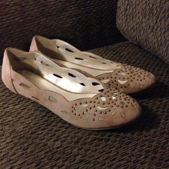 Size 10 tan studded flats.