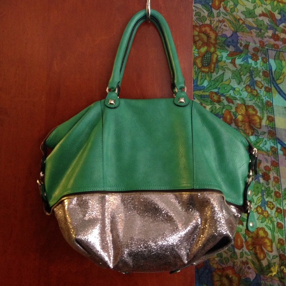 Handbags - Magic tote! Sold in bundle