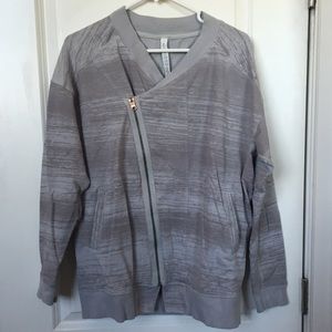 Lululemon Mula Bundle Wrap in gray