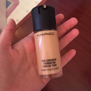 MAC pro long wear foundation NC 25