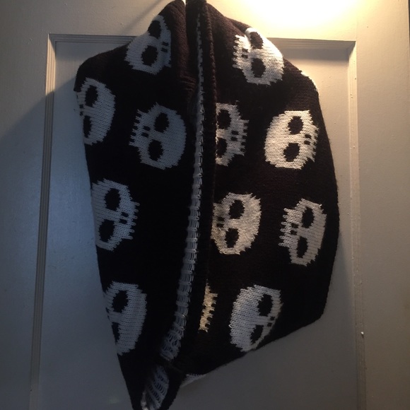 Skulls scarf