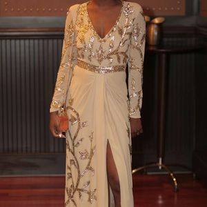 A size US 4-8 can wear this dress. Worn once 😊