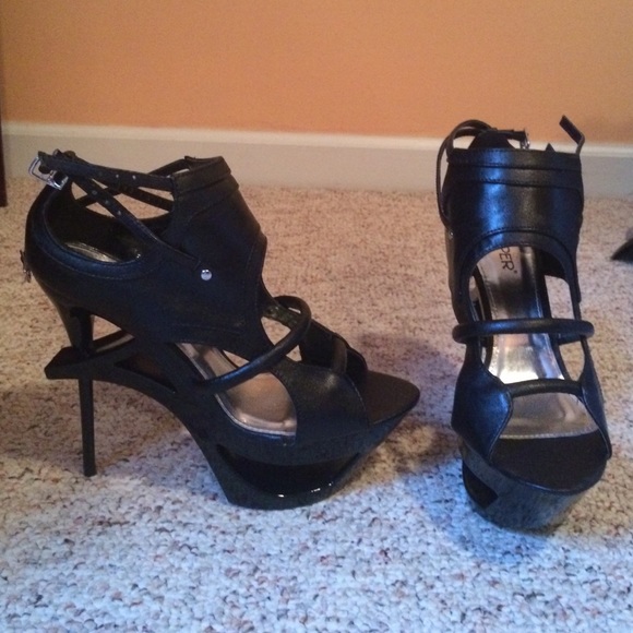 Sexy Black stilleto heels!!