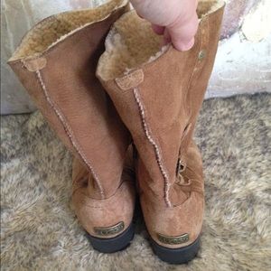 Ugg boots tan suede size 9.5