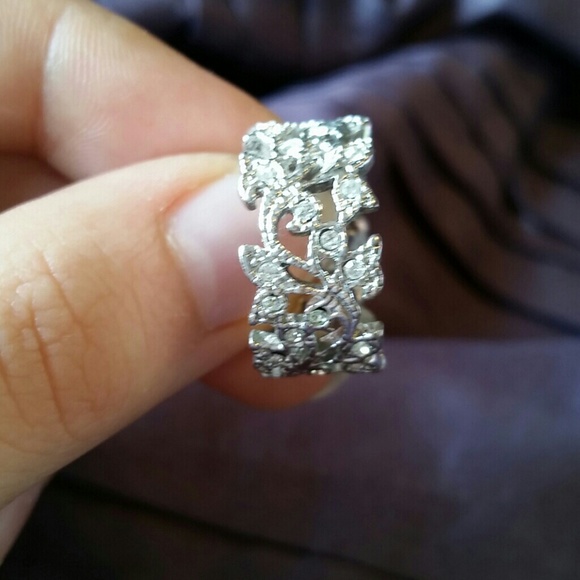 Beautiful ring - Picture 2 of 3