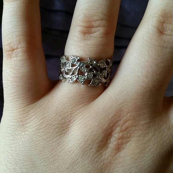 Beautiful ring - Picture 3 of 3