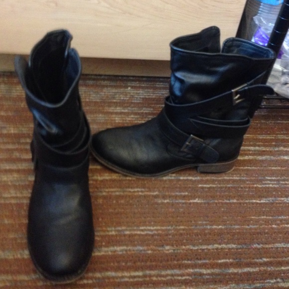 Short black boots