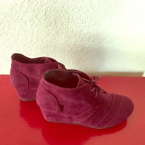 Route 99 Cranberry Bootie sz6