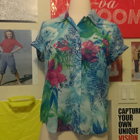 Cute, fitted Hawaiian shirt