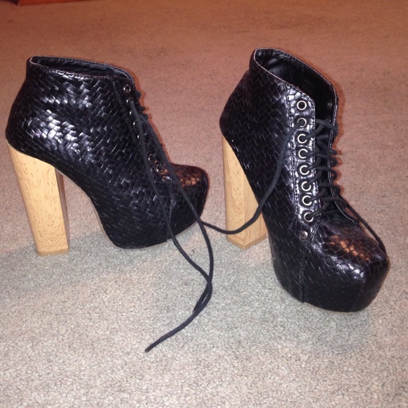 Awesome trendy black shoes!