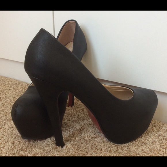 Flawless Black Pumps! 👠