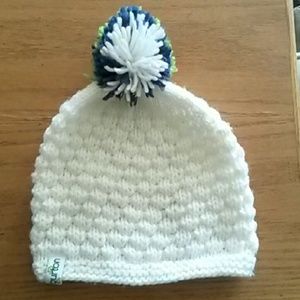 White knitted burton beanie