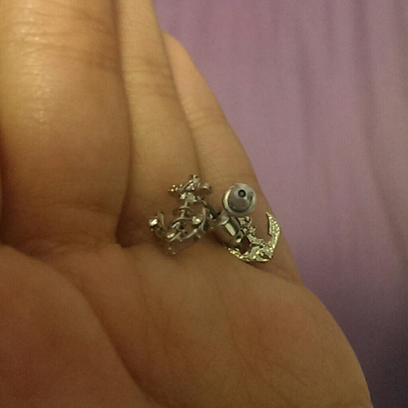 Cute anchor earrings, never been worn
