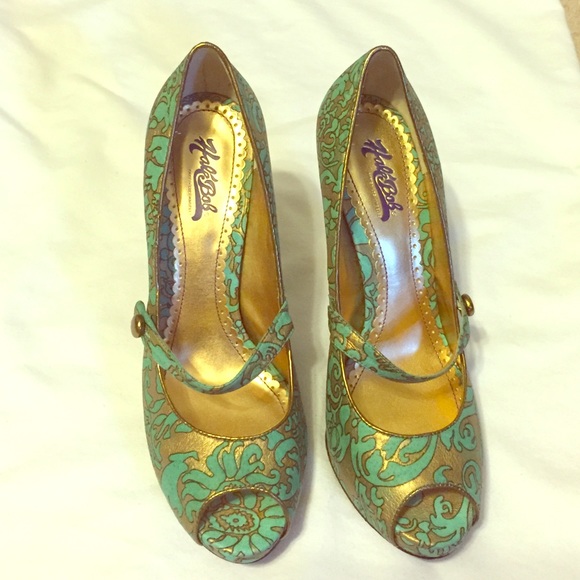 Flirty summer Hale Bob high heels.