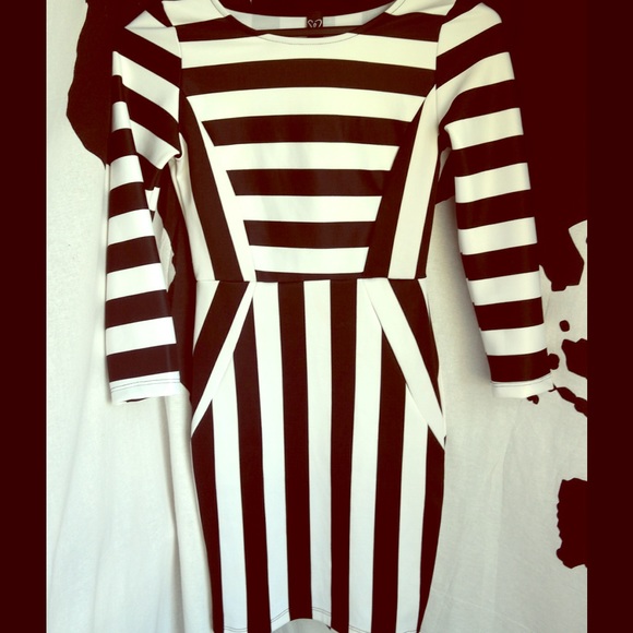 STRIPPED BLACK AND WHITE BODYCON DRESS