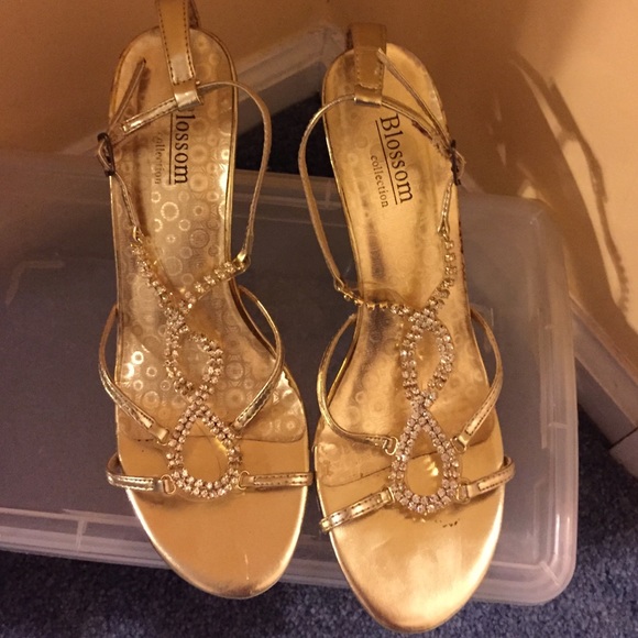 Gold heels with beautiful crystals size 6