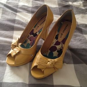 Yellow retro style heels