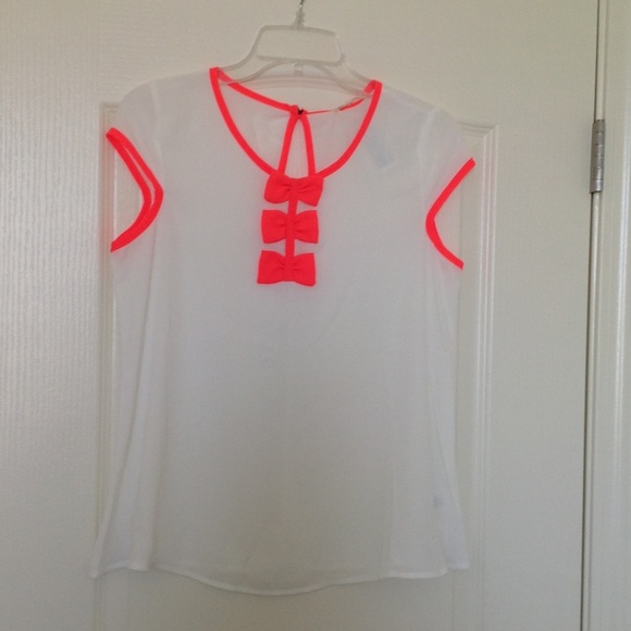 NWOT coral trim & bow top - M
