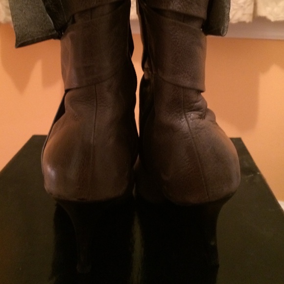 Gray leather boots - Picture 3 of 4