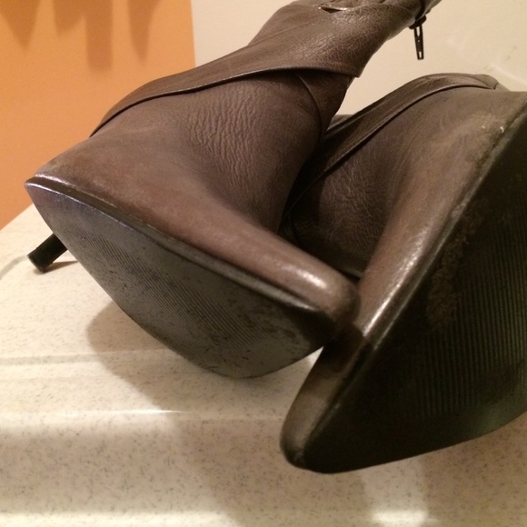 Gray leather boots - Picture 4 of 4