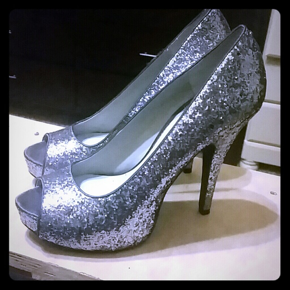 Vera Wang White collection silver pumps size 9